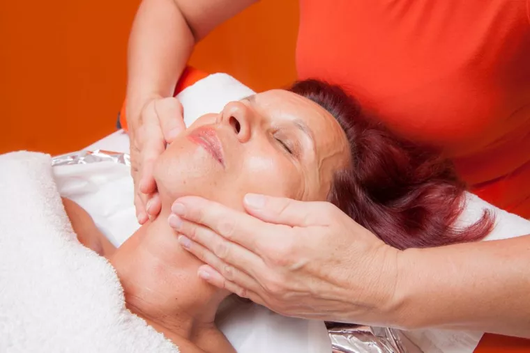Quels sont les bienfaits du drainage facial pour une femme de 50 ans ?, Golfe de Saint-Tropez, Serenity Bien-Être